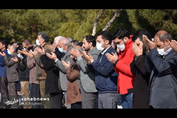 نماز باران، شکوه حضور پررنگ مردمان اصفهان برای دعایی مشترک/ شهروندان اصفهانی در کنار جگرگوشه های خود برای حل مشکلات کم آبی به درگاه خدا پناه بردند