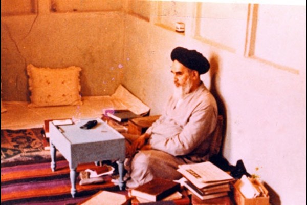  امام خمینی بنیان‌گذار ایران قوی