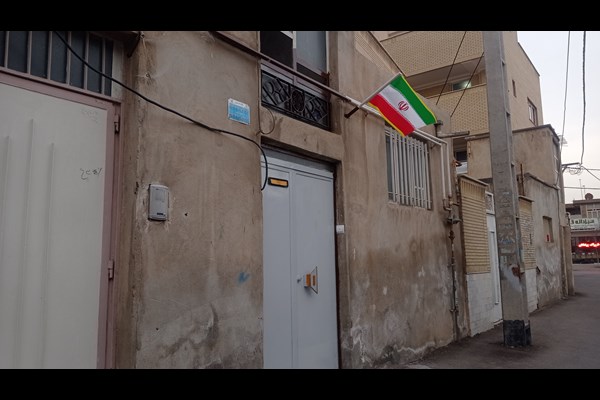 مردم قم پرچم ایران را درب منازل نصب کردند+تصاویر