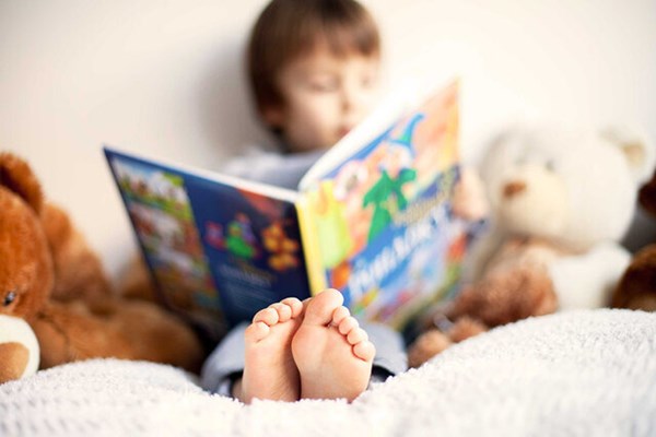 والدین جای موبایل و کتاب را برای کودک عوض کنند