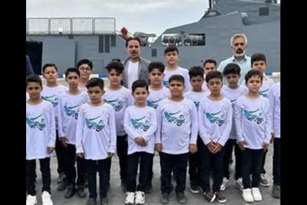 دانش‌آموزان قم بر روی آب‌های خلیج‌فارس سرود «دردانه وطن» خواندند