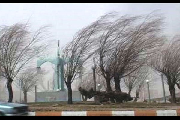 تندباد با سرعت ۷۰ کیلومتر بر ساعت قم را درمی‌نوردد