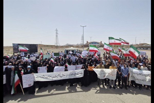 دانشجویان قم دور سایت هسته‌ای حلقه انسانی زدند