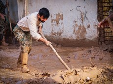 حضور جهادگران در پل دختر و کمک رسانی به سیل زدگان