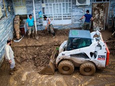 حضور جهادگران در پل دختر و کمک رسانی به سیل زدگان