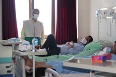 عیادت و اهدای تبرکی توسط خادمان استان قدس به بیماران کرونا در قم+تصاویر